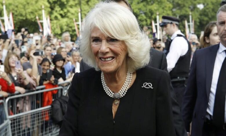camilla omaggio regina elisabetta