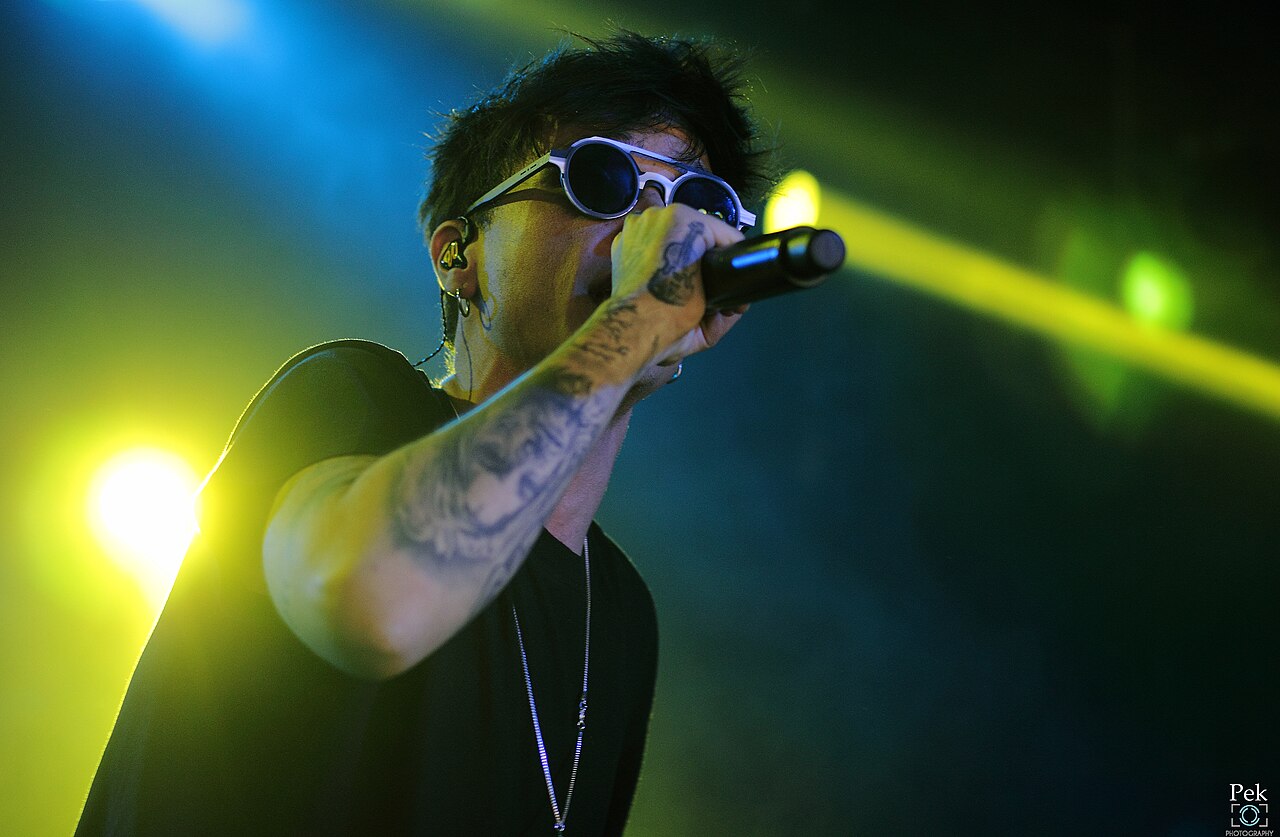 1280px-Ultimo_performing_in_Rome